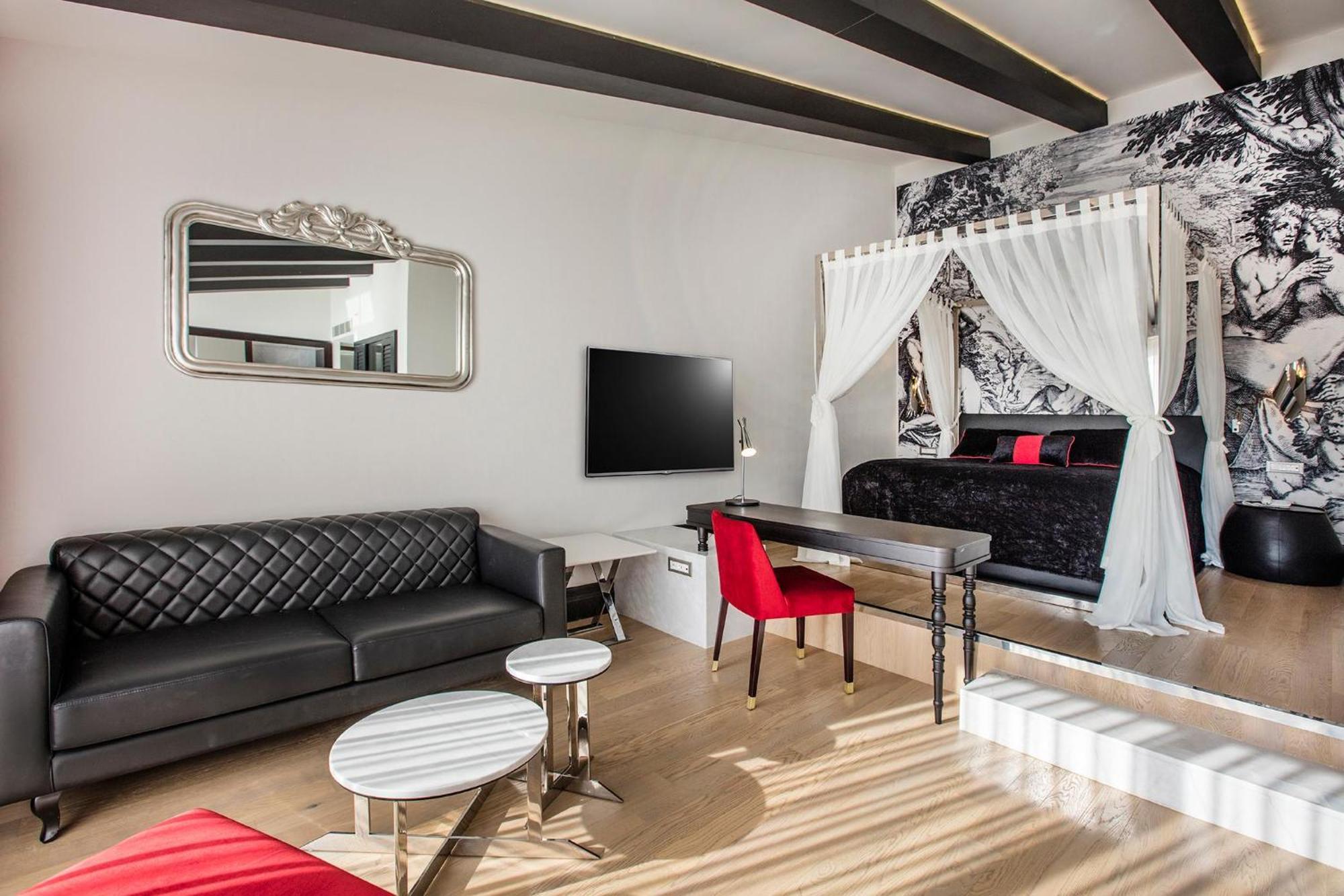 Honeymoon Suite,1697902726:JPEG