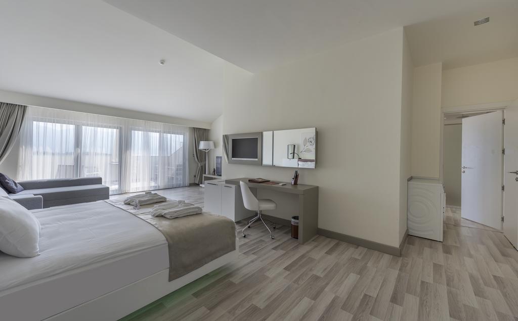Executive Ecksuite